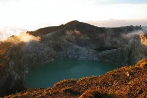 Gunung Kelimutu
