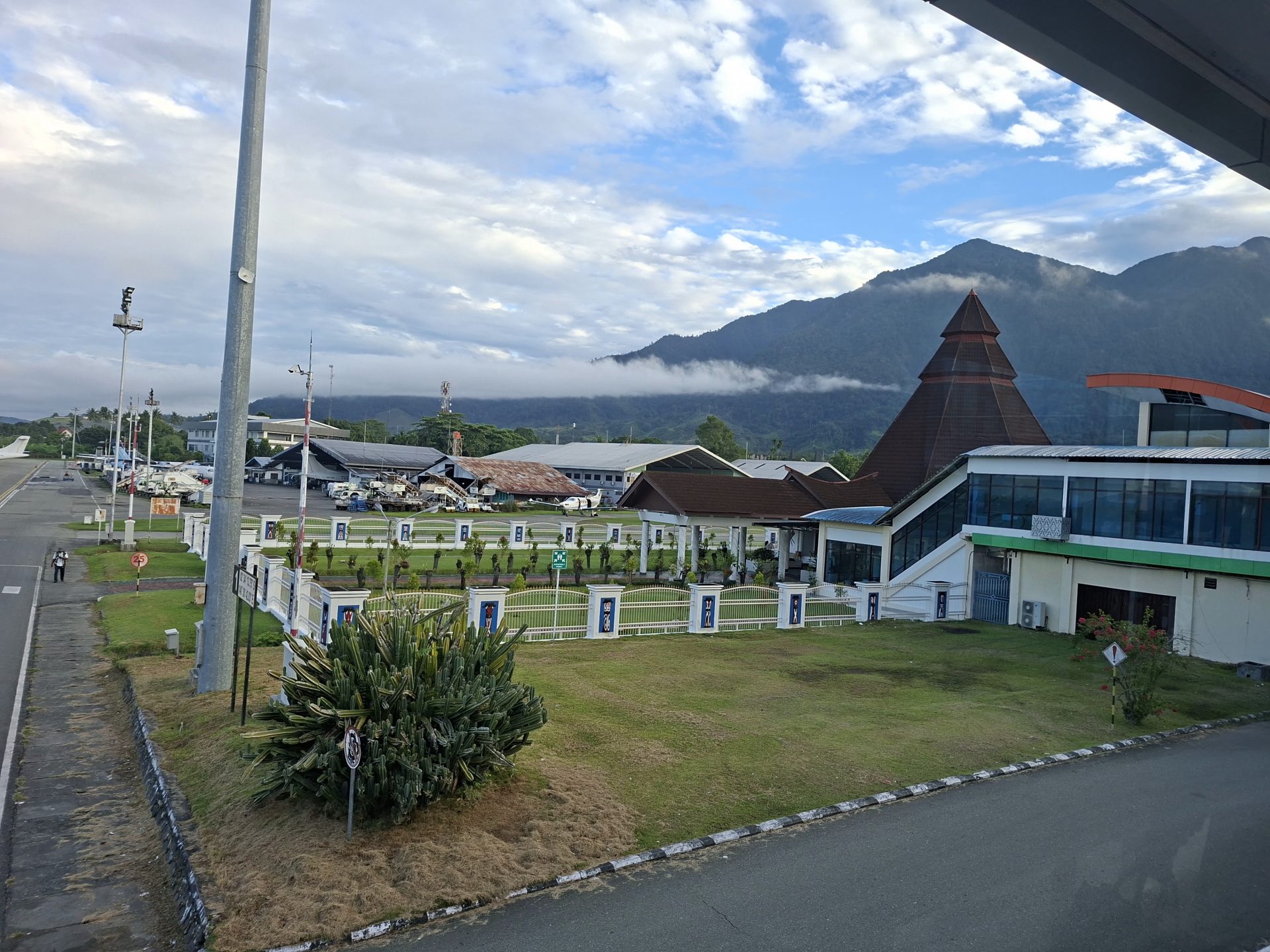 Bandara Dortheys Hiyo Eluay — Galeri