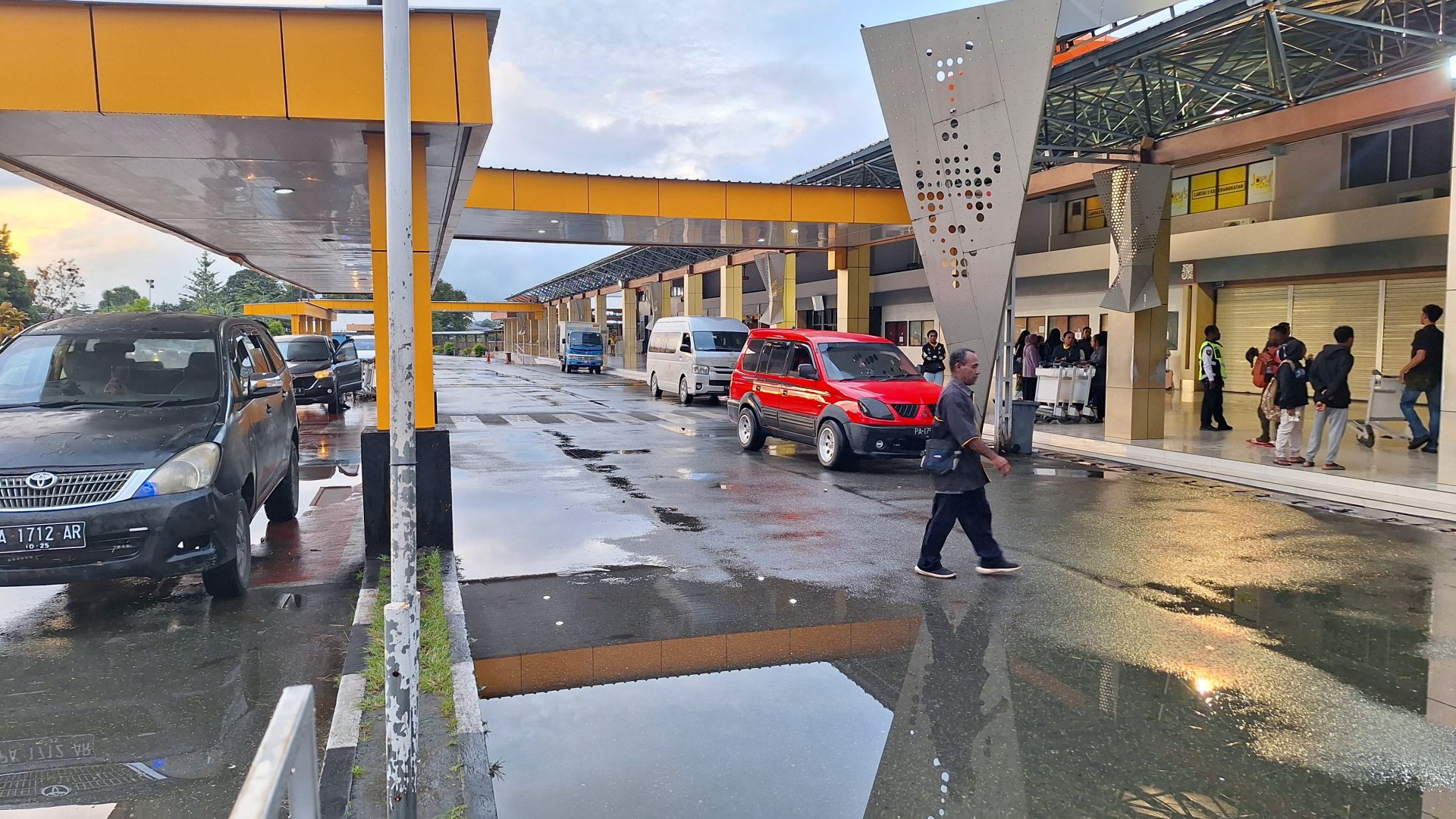 Bandara Dortheys Hiyo Eluay — Galeri