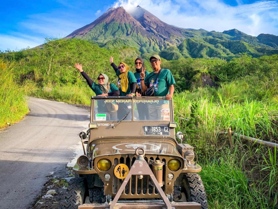 Tur Lava Singkat dengan Jeep