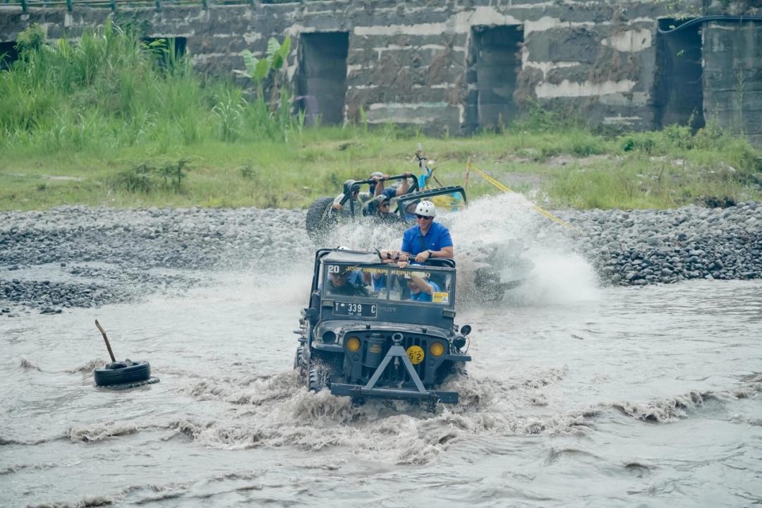 Tur Lava Singkat dengan Jeep